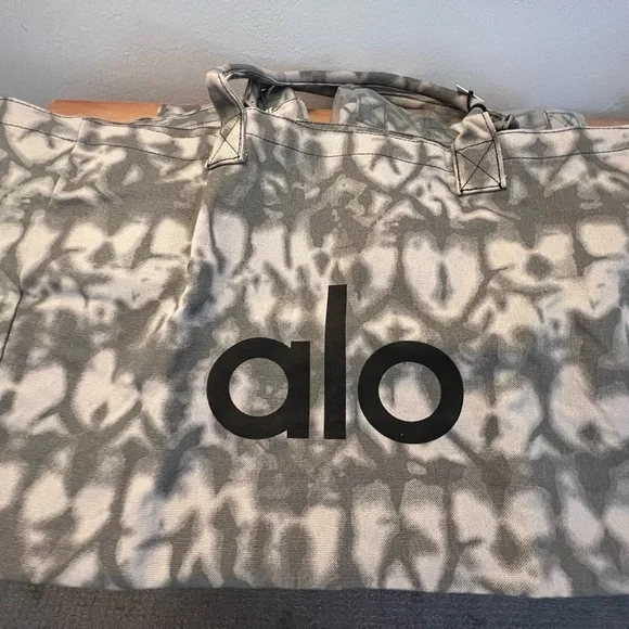 Brand New Alo Yoga Tote Bag (ONE LEFT) - Picture 2 of 5